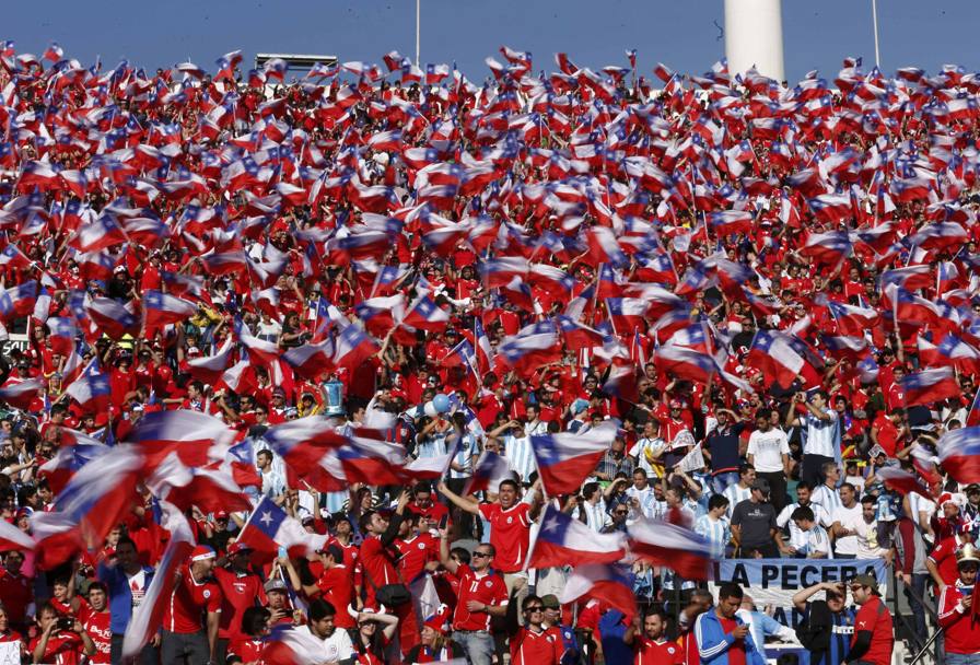 I tifosi del Cile allo Stadio Nacional prima della partita. Action Images